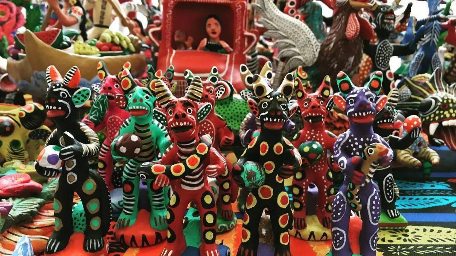 Figuras de diablos originarias de Ocumicho. Foto Facebook Vive el Folklore